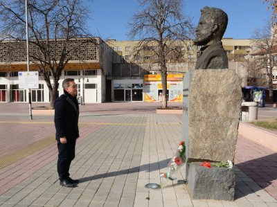 Тодор Попов пред паметника на Христо Ботев