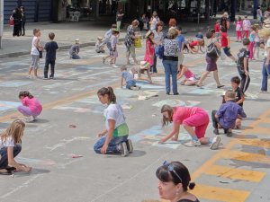 Деца рисуват на асфалт