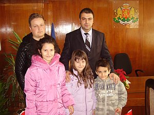 Деца на загинали служители на МВР в Пазарджик,