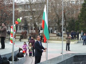 Тодор Попов издига националния трибагреник